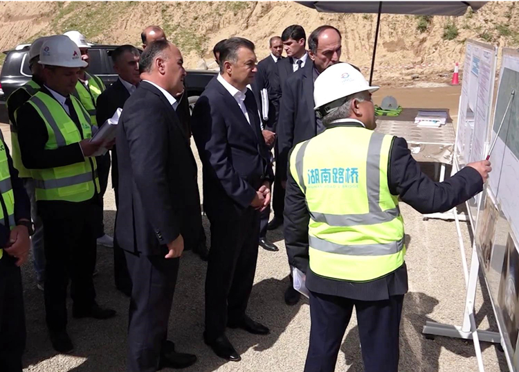 5 20220525 塔吉克斯坦總理視察Obigarm-nurobod公路項目 圖3：報道視頻截取2.jpg