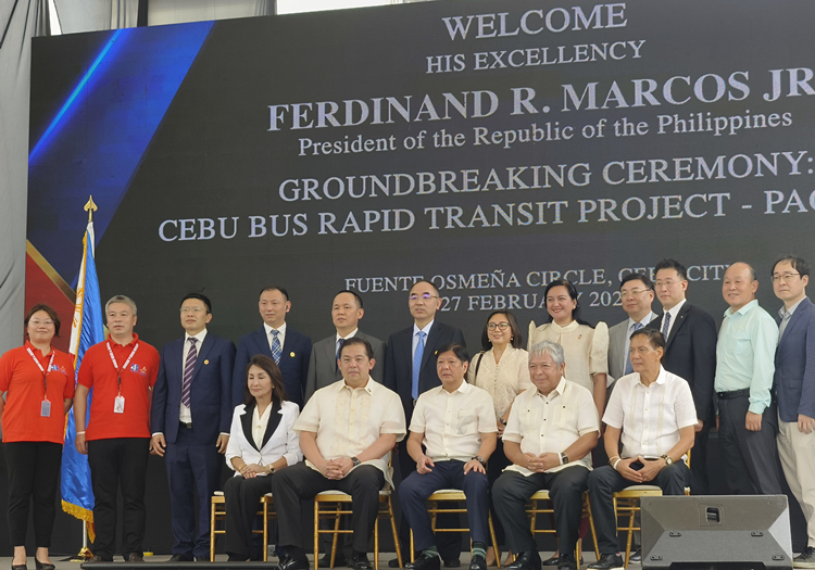 菲律賓總統馬科斯（前排左三）攜官員與項目建設相關方合影.jpg